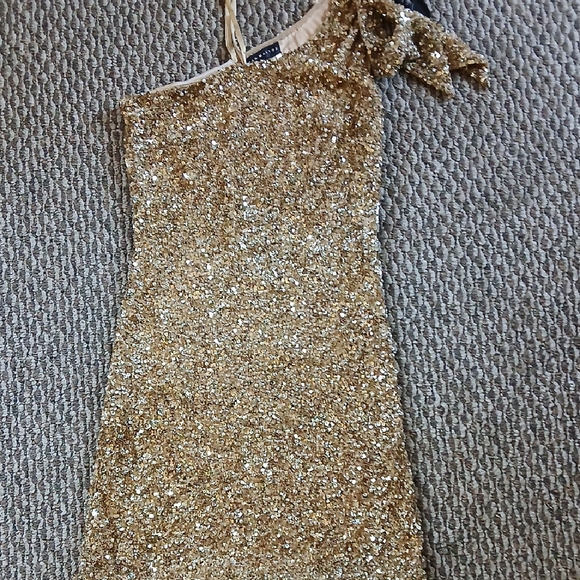 Aidan Mattox Dresses & Skirts - Aidan Mattox Gold Pleated One Shoulder Cocktail Dress